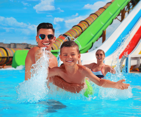 <p>Familie van de waterglijbaan op vakantie</p>